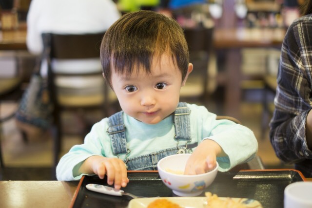 外食で一緒に食べられるのはいつから？選び方をご紹介