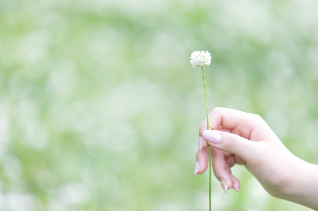 子どもが生まれて幸せいっぱい！だけど様々な変化の中でこれまでにない悩みもたくさん抱えてしまいますよね。私自身、子どもが生まれてから「仕事」と「子どもとの時間」についてずっと悩んできました。 大切な子どものことを考えれば考えるほど悩みますよね。ですが、どの答えもきっと正解だと思うのです。 保育園に行ってない我が子・・・もしかしてかわいそう？ 私は様々な葛藤の末、出産後復帰せず、「退職」の道を選びました。また、住んでいる場所には家族や知り合いもほぼおらず毎日子どもと２人で過ごす日々。かわいい子どもと毎日一緒に居られることは幸せなことなのですが、初めての育児って常に悩みや不安だらけ・・・。 そんな不安や悩みを気軽に話せる人が欲しかったと思っていましたし、自分で選んだ「退職」という道なのに、スーツを着て働いているママを見ると「いいなぁ」と思ったり・・・とにかく毎日いろんなことが頭の中を駆け巡っていました。 また、保育園に通っていない子どものことも気になっていました。毎日私とばかり過ごす子どものことを考えると、子どもの成長や教育についても不安になりました。「お友達と遊ぶ方がいいのかなぁ」「いろんな人と関わった方が子どもの為かも」そんな風に思っていました。 そして保育園に通うときちんとしたリズムで生活ができ、様々な遊びができます。でも、１人で育児をするときちんとできない日もあったり、公園行くのめんどくさいな～という日もあります・・・そんな日が続くと、私の気分や体調などで生活が左右される子どものことが、かわいそうに思うようになりました。 私を救ってくれた一言！ 保育園にメリットを感じた私は、次第に保育園に預けて仕事をしようと思い始め、保育園の見学へ行き始めました。そこである保育園の先生に言われた一言で心が軽くなったのです！ 保育園に行った方が子どものためになるんじゃないか、ということを保育園の先生にお話しました。するとこのような返答がかえってきました。 「お母さんと過ごす毎日だって生きた社会勉強ですよ。園でできること、教えられることには限りがあるんです。」 これを聞いて私はびっくりしました。保育園の先生に言われた言葉ですから説得力がありましたし、私と過ごす毎日も子どもにとって社会勉強になっていると思うとすごくほっとしたのを覚えています。それと同時に保育園で教えられないけど、家では教えられることもあるんだ！と思うとなんだか心が軽くなりました。 よく考えたら当たり前のことなんですけどね。なぜかその頃はそんな風に思えませんでした。「保育園に行く方がきっと子どもの為になるんだ！」と思っていましたし、多分ママとして「子どもを教育していく」ということに関してもプレッシャーを感じていたのかもしれません。 【まとめ】 保育園もとても素晴らしい場所ですが、ママと毎日家で過ごす時間だって同じように素晴らしいのです。こんな風に思えたのも、あの時の先生の一言のおかげです♪ お仕事していても、ずっと子どもと過ごしていても、多分どんな立場になっても悩みは尽きないのかもしれません。ですが、かわいい子どもと過ごせて幸せだなぁ、と思えたらそれは自分にとっての正解だと思います。 私は仕事を辞めたことが正解だったのかな・・・と悩む時期もありましたが、今では自分が選んだ選択に悔いなし！です★