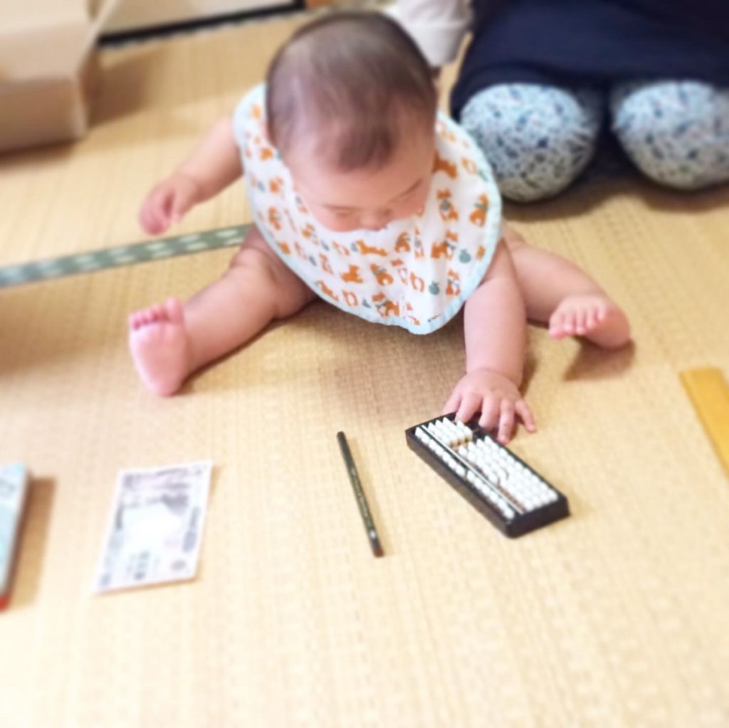 思い出の1歳誕生日。 息子が選んだそろばんと1万円札！