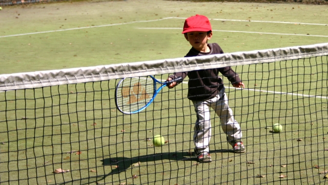 テニスをする子ども