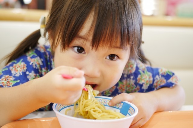 離乳食を食べる子ども