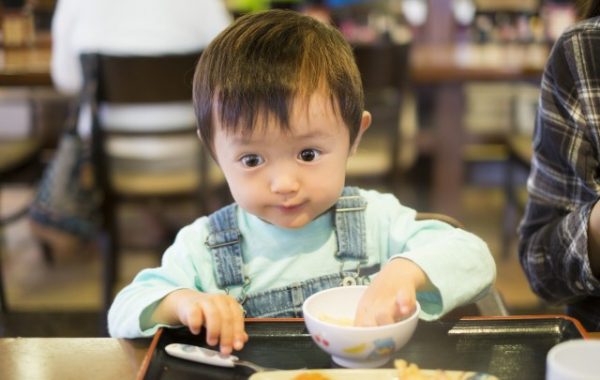 外食で一緒に食べられるのはいつから 選び方をご紹介 エデュテ本店