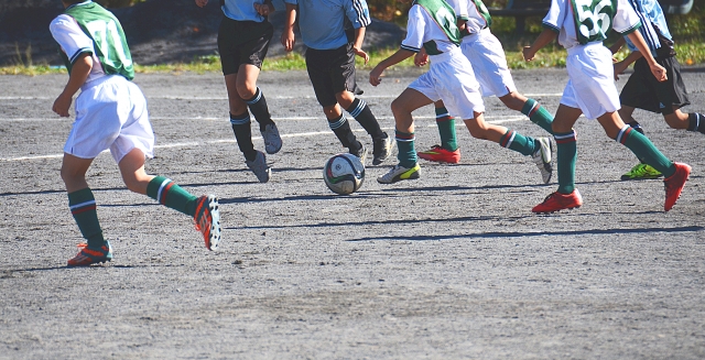 サッカーをする少年