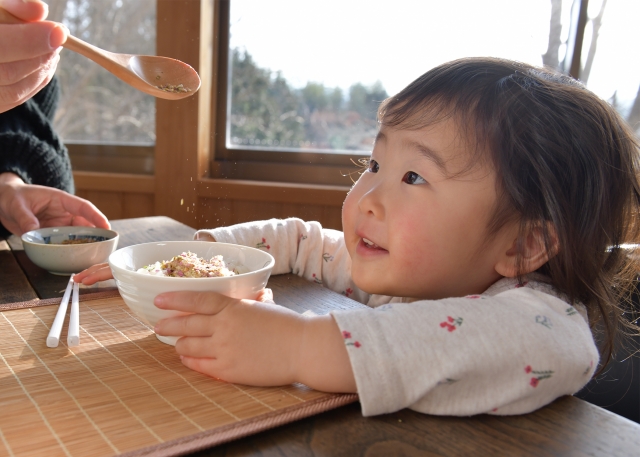 離乳食の赤ちゃん