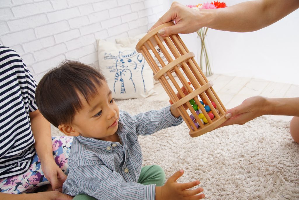 お気に入りのおもちゃで遊ぶ子ども