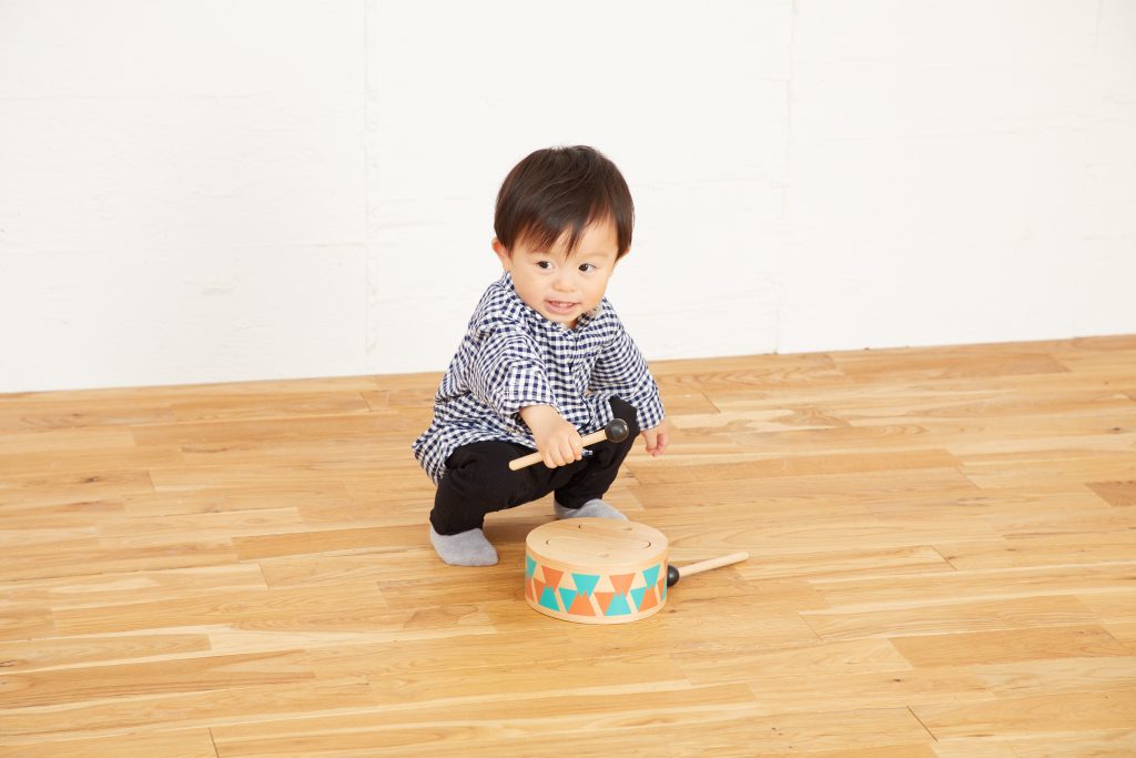 叩いて楽しい1歳の赤ちゃんが楽しめる太鼓の木のおもちゃ「クラシックドラム」