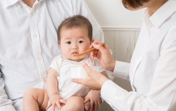 離乳食を食べる赤ちゃん