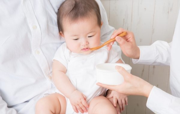 離乳食を食べる赤ちゃん