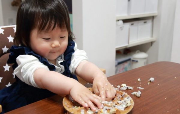 遊び食べをする子ども