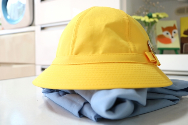 幼稚園の制服と帽子