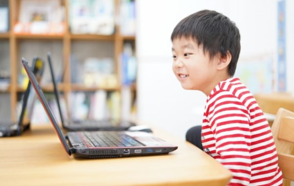 オンライン授業を受ける子ども