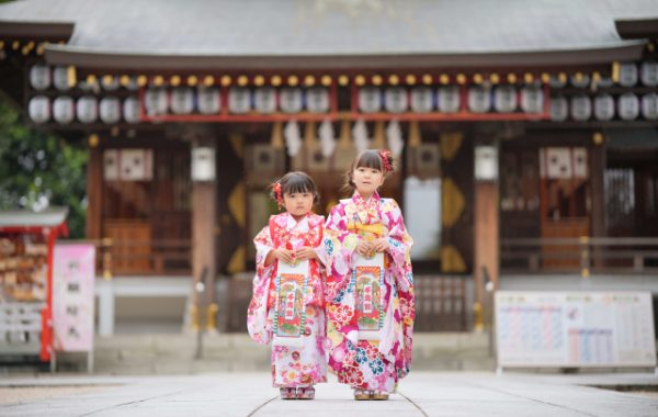 七五三参りをする子ども