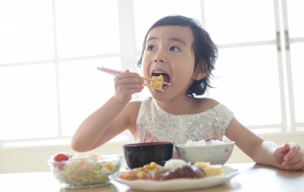 朝ご飯を食べるこども