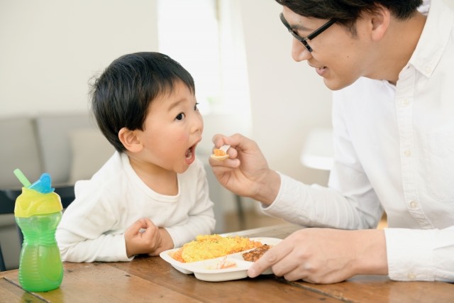 楽しく食事をしている親子