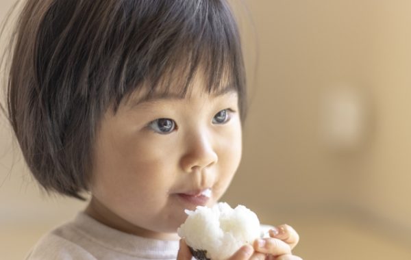 おにぎりを食べる子