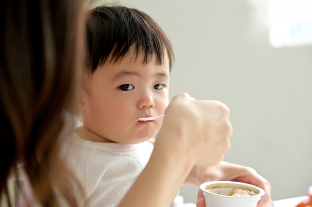 食事を食べさせるママ