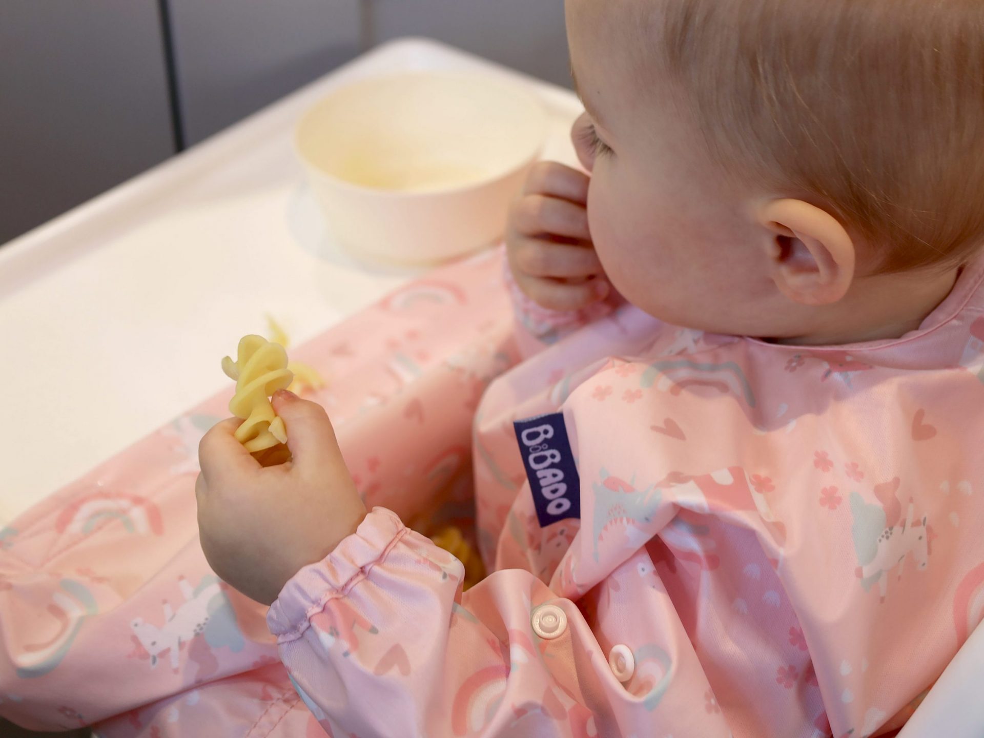 赤ちゃんの食べこぼしを防ぐエプロン