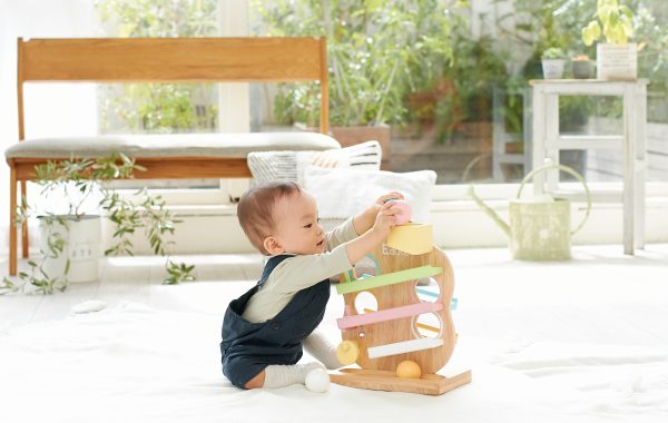 TREEスロープで遊ぶ子供