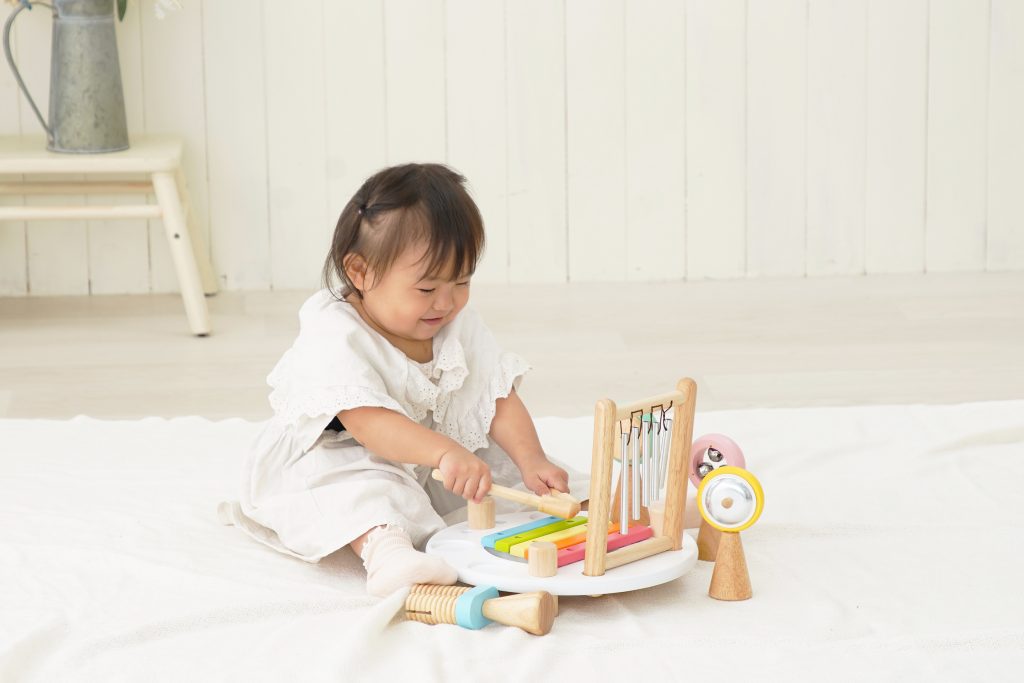 メロディーゴーラウンドで遊ぶ子ども
