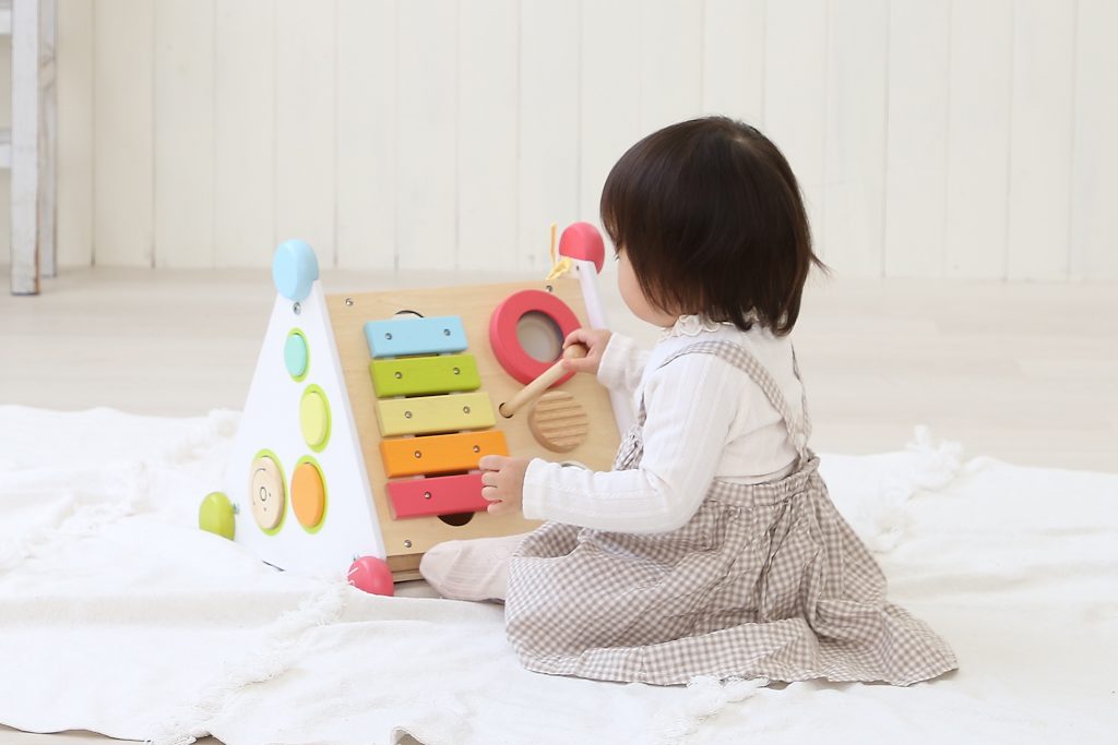 指先レッスンボックスで遊ぶ子供