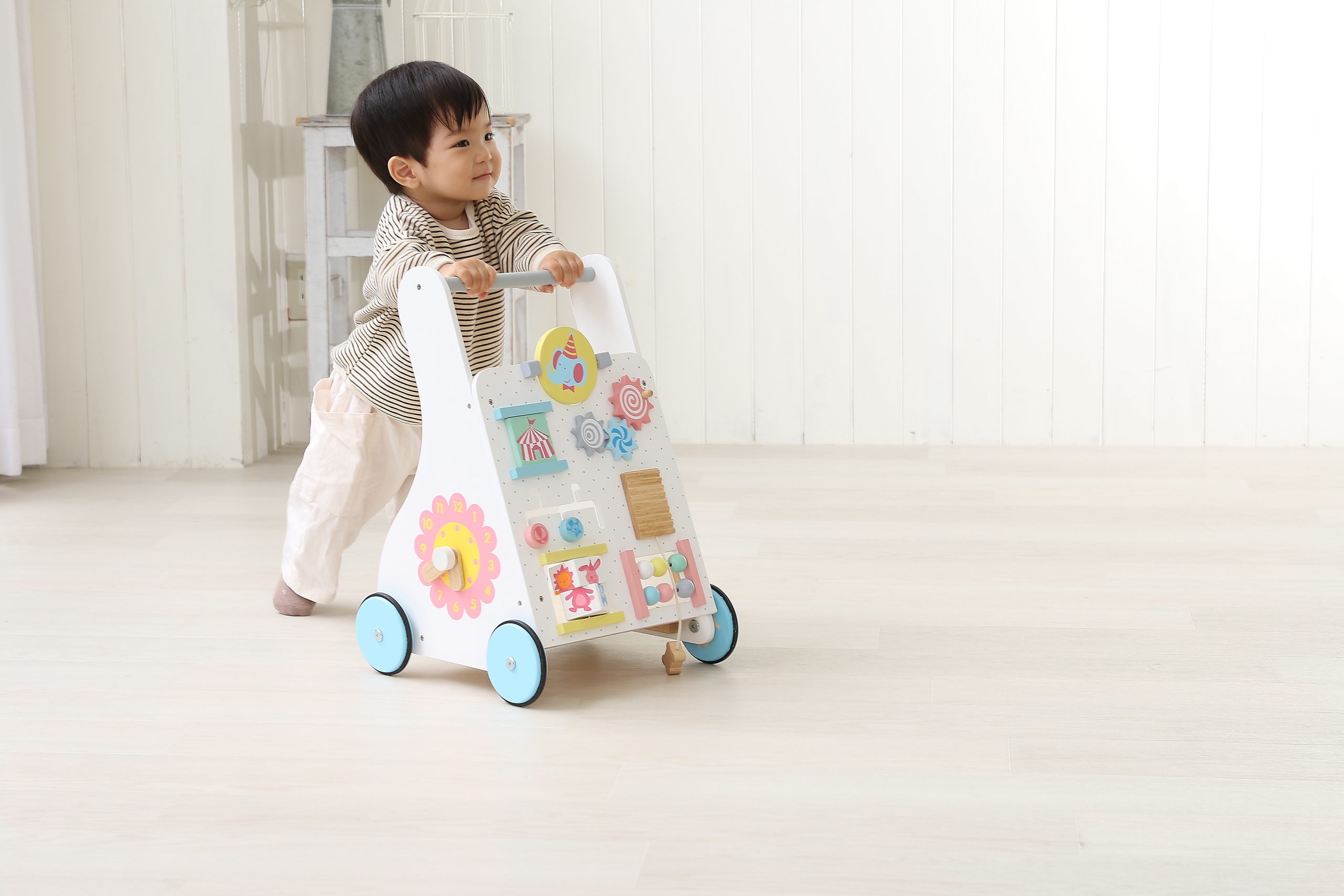 1歳の手押し車おすすめ｜よちよち歩きを安全にサポート！知育もできる