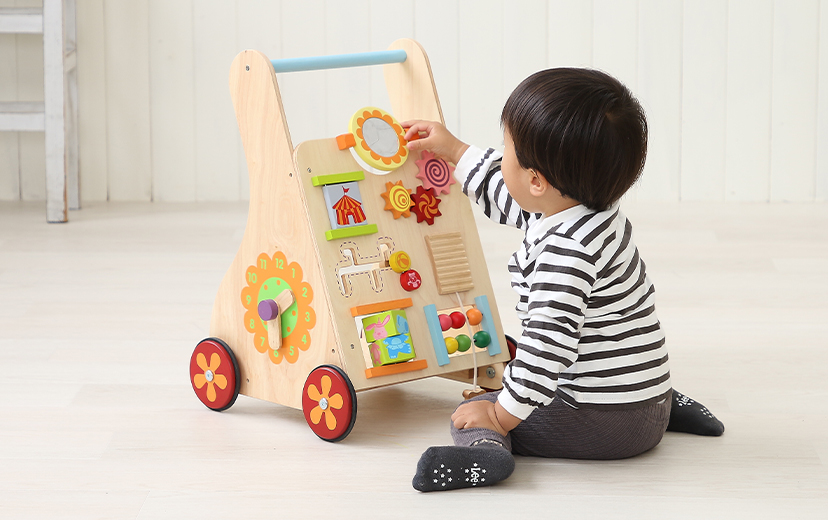 1歳誕生日に選ばれる知育遊びつき手押し車
