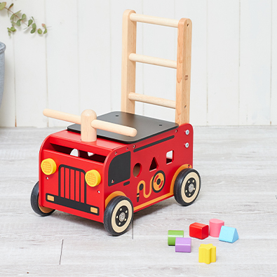 1歳誕生日に選ばれる1台4役の消防車型手押し車
