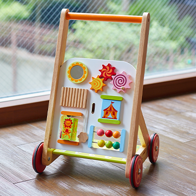 1歳誕生日に人気の成長を促す指先遊び付き手押し車